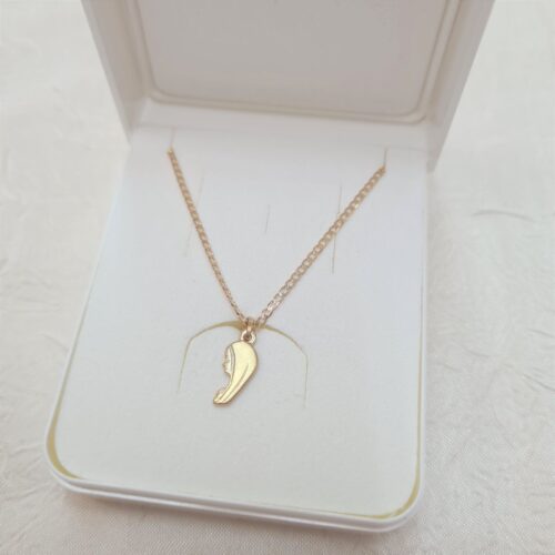 złoty łańcuszek z medalikiem