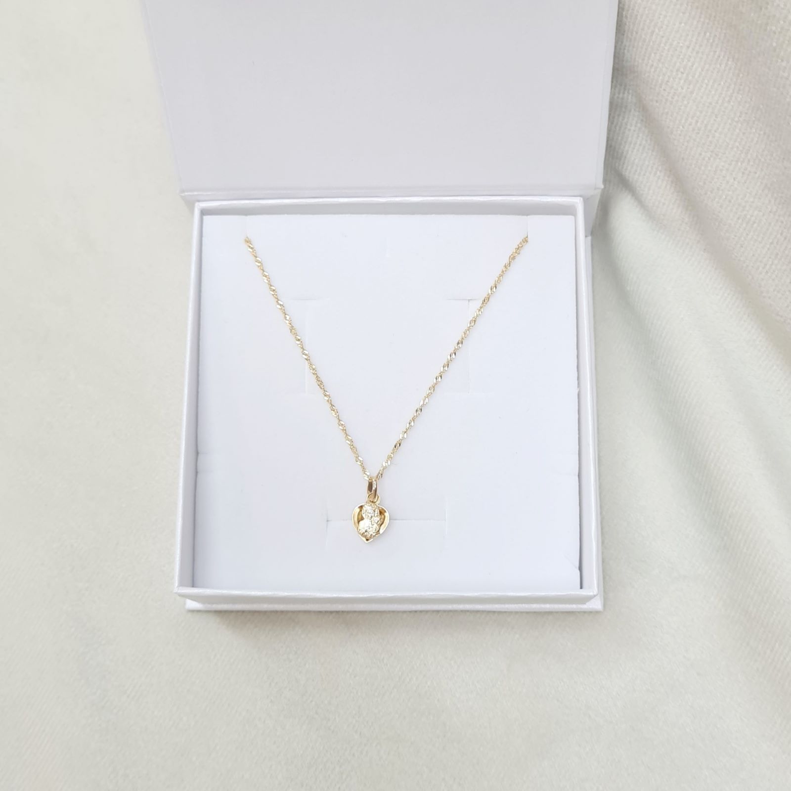 złoty łańcuszek z medalikiem